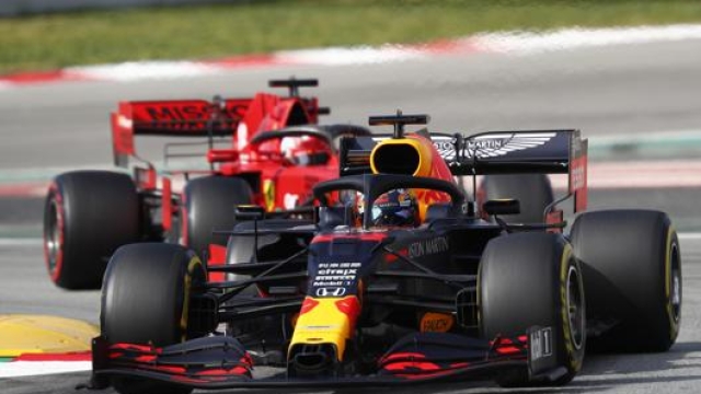 La Red Bull di Albon davanti alla Ferrari di Leclerc durante i test di Montmelò LAPRESSE