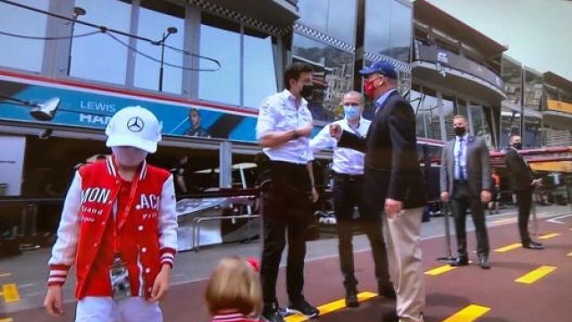 Toto Wolff, boss Mercedes, saluta Alberto di Monaco in pit lane, mentre i figli del principe giocano con il cappellino griffato
