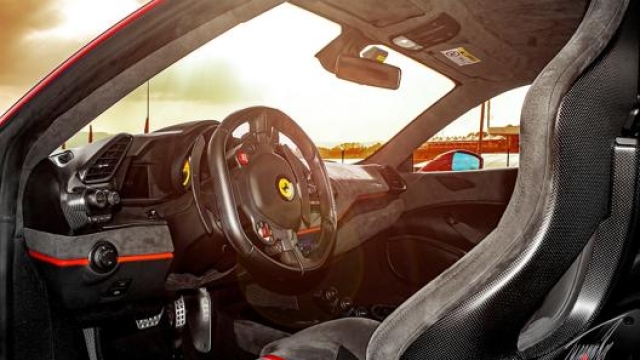 L’abitacolo della Ferrari 488 Pista è rivolto al circuito ma non difetta in qualità ed eleganza