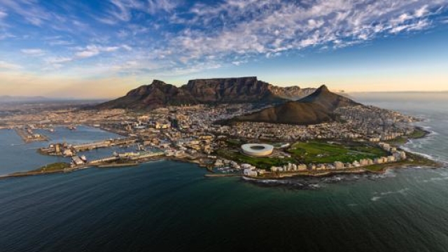 Panoramica aerea di Cape Town una delle città più grandi e famosi del Sud Africa. Oggi sede di molte iniziative sportive e progetti di volontariato per giovani come “Surf Project” -  Foto via @getty
