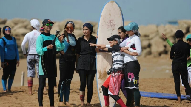 ph gentile concessione di Shahla Yasini, qui ritratta insieme ad altre donne e ragazze appassionate di surf. Lo donne nei paesi islamici sono costrette a fare sport indossando un abbigliamento coprente.