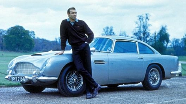 James Bond (Sean Connery) con la Aston Martin DB5 in uno dei film di 007