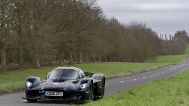 Collaudi stradali in Inghilterra per la Aston Martin Valkyrie