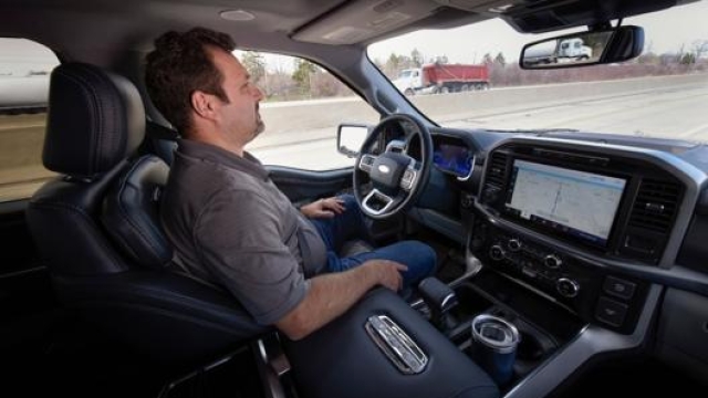 Il nuovo sistema di guida automatizzato della Ford consente di togliere le mani dal volante solo in determinate tratte autostradali