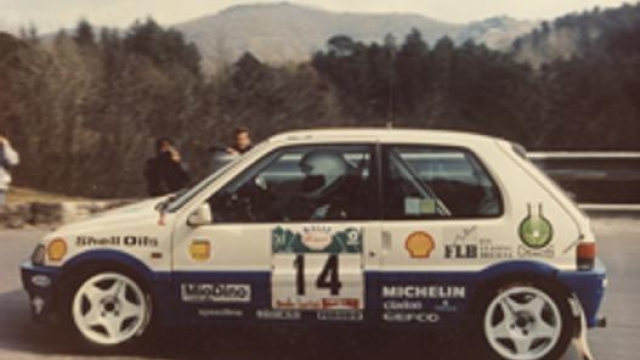 La 106 Rallye seconda serie inizialmente ha ricevuto il 1.6 8V da 101 cv della versione XSi prima serie, l’altra versione sportiva che ha vinto in diverse gare dei Campionati Rally. Sopra, la 1.6 Xsi di Cecchini al Ciocco