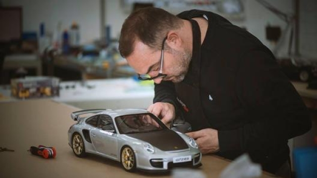 Un ‘model maker’ all’opera nel laboratorio di Bristol