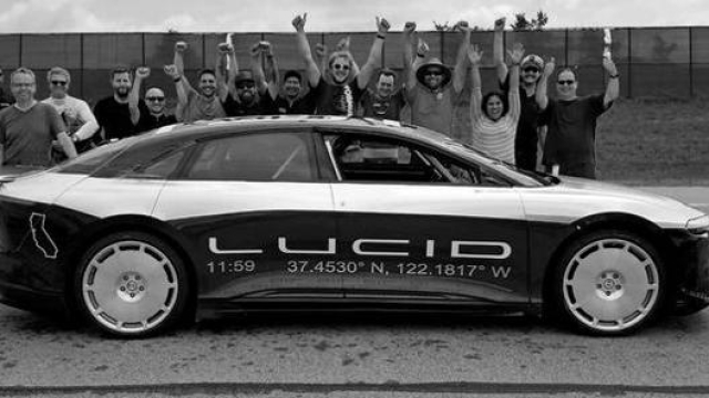 La foto celebrativa per il record del prototipo Alpha: il 10 luglio 2017 toccò la velocità di 379,90 km/h in Ohio