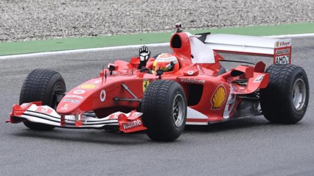 Mick al volante della Ferrari F1 2004 con cui suo padre vinse l’ultimo titolo mondiale. ANSA