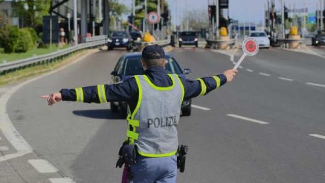 Un controllo della polizia stradale alle porte di Milano. Ansa