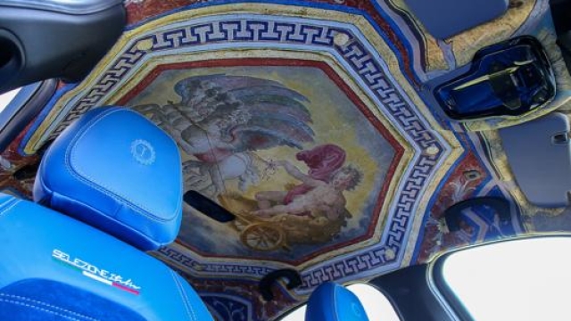 L’affresco  “Apollo circondato dallo Zodiaco” riprodotto sul rivestimento interno del tetto della Giulia Grand Tour
