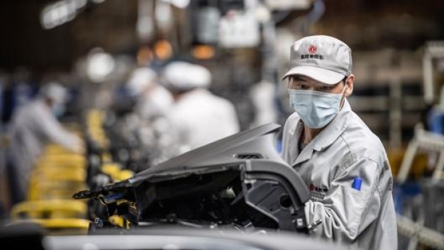 Un operaio al lavoro nello stabilimento Dognfeng-Honda di Whan. Afp