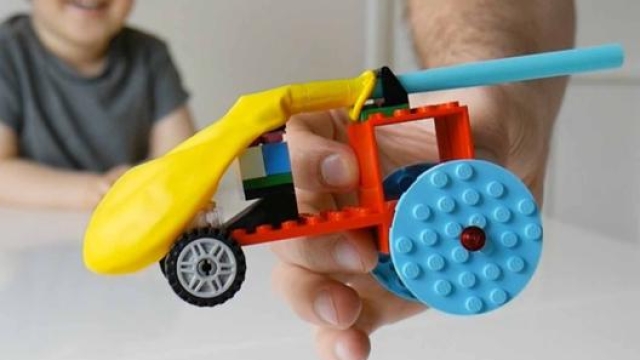Lego e palloncino per un’auto a reazione