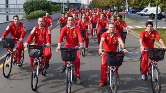 Alcuni dipendenti Ferrari in bici