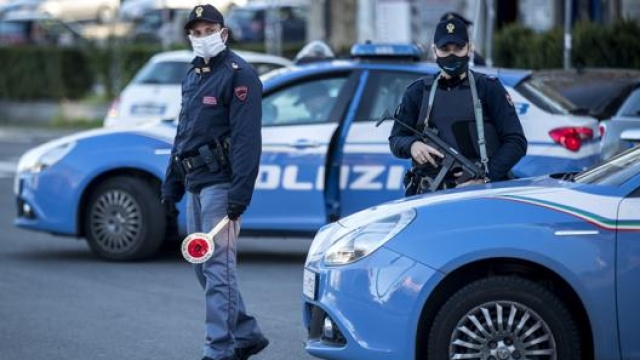 Un controllo di polizia a Milano. LaPresse