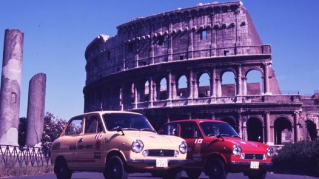 Due Suzuki Fronte SS davanti al Colosseo nel 1968. Per dimostrare la sportività di queste piccole vetture, quell’anno venne organizzato un test drive lungo l’intera Autostrada del sole, 750 km alla velocità media di 122,4 km/h. Tra i piloti scelti per questa prova ci fu il grande Stirling Moss