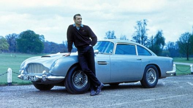 Sean Connery nei panni di James Bond con una Aston Martin DB5 nel film “Goldfinger” del 1964