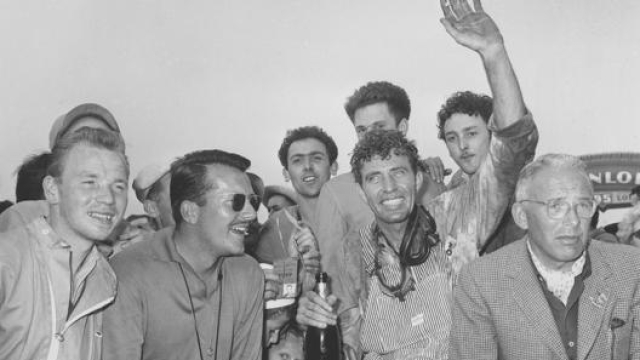 Carroll Shelby festeggia la vittoria alla 24 Ore di Le Mans del 1959. GETTY