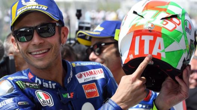 Valentino Rossi con un casco speciale per il Mugello. Ansa