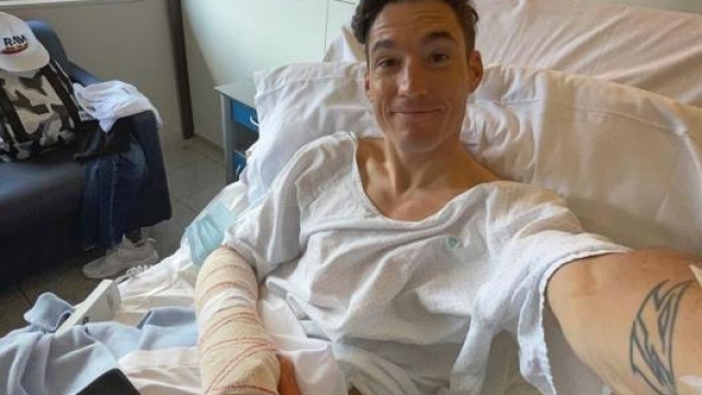 Aleix Espargaro dopo l'operazione al braccio
