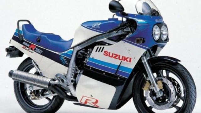 Una Suzuki GSX R 750 del 1986, una moto molto rappresentativa di quegli anni oltre che la prima maxi sportiva leggera