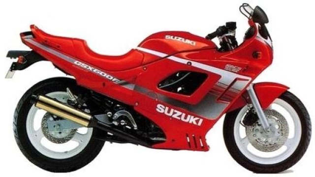 Motore da 86 cavalli, regime di rotazione 11.000 giri e 198 km/h per questa Suzuki