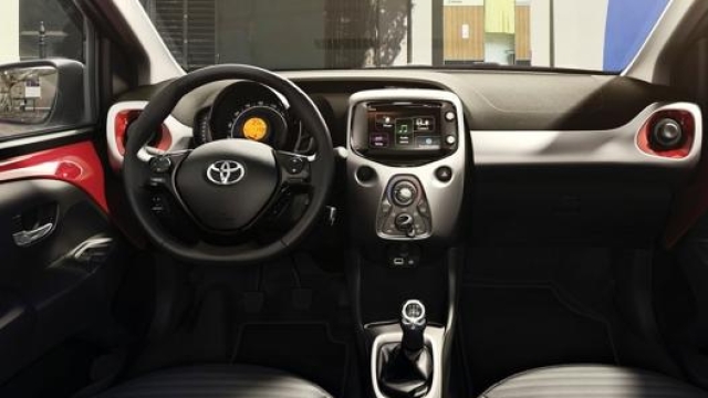 Gli interni della Toyota Aygo Connect in promozione