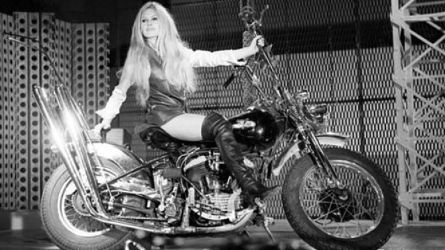 Brigitte Bardot sulla Harley Davidson usata per la copertina del disco omonimo