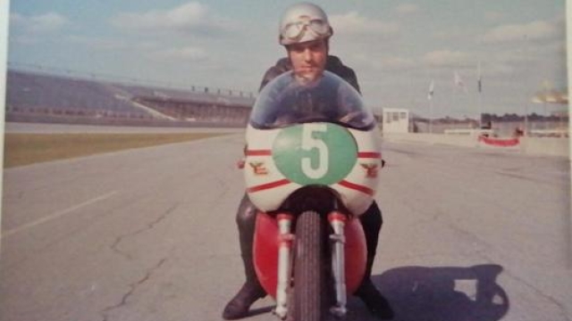 Silvio Grassetti in sella alla Morini sulla pista di Daytona nel 1965