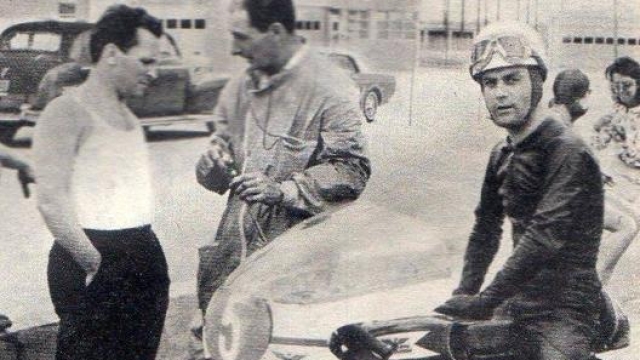 Grassetti a Daytona nei box con di fianco il meccanico della Morini Elio Albertazzi e di lato il meccanico della MV Carano