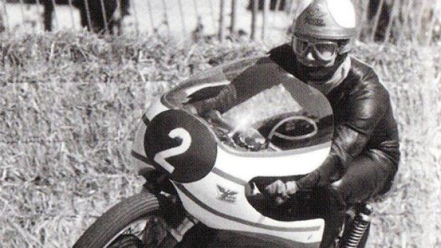 Giacomo Agostini in gara alla guida di una Morini