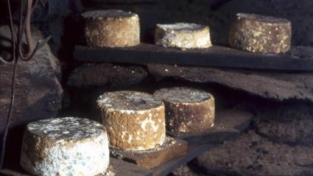 FORMAGGI, LA TOMA La toma affumicata è solo uno dei nomi noti tra i tanti formaggi di Biella e del Piemonte.