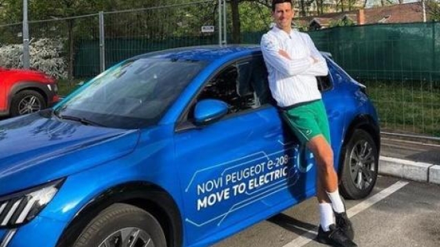 Djokovic posa con la Peugeot 208 elettrica