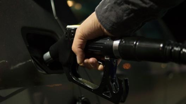 Le aspettative di veder crollare anche i prezzi dei carburanti sono state deluse
