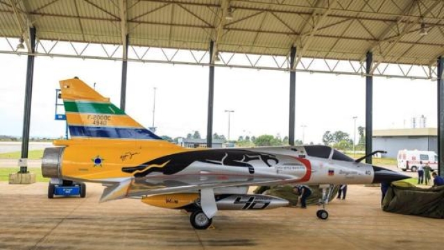 Nel 2019 l’aeronautica brasiliana ha ricordato quel volo ridipingendo un Mirage 2000 con i colori del casco di Ayrton
