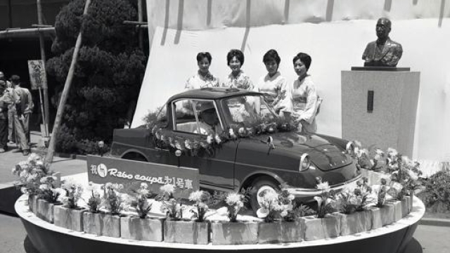 La prima vera auto arriva nel 1960, si chiama Mazda R360 Coupé