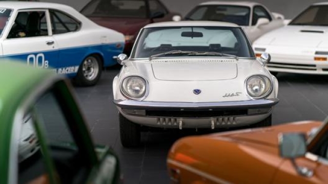 La 100S al centro di una esposizione Mazda dei modelli più famosi degli ultimi 50 anni