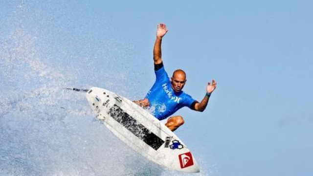 Kelly Slater, l’11 volte campione del mondo surf, impegnato in una manovra aerea  tra le più difficili da un punto di vista tecnico