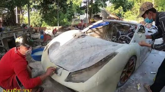 I due creatori vietnamiti durante la costruzione della finta Ferrari