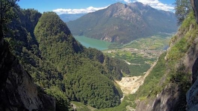 Il panorama sulla bassa Valchiavenna dal percorso del Tracciolino. Masperi