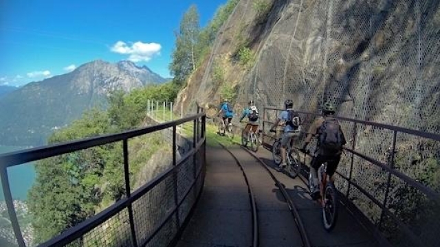 Il percorso ciclopedonale del Tracciolino, in Valchiavenna. Masperi