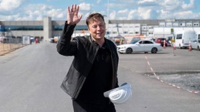 Elon Musk davanti alla fabbrica tedesca della Tesla. Afp
