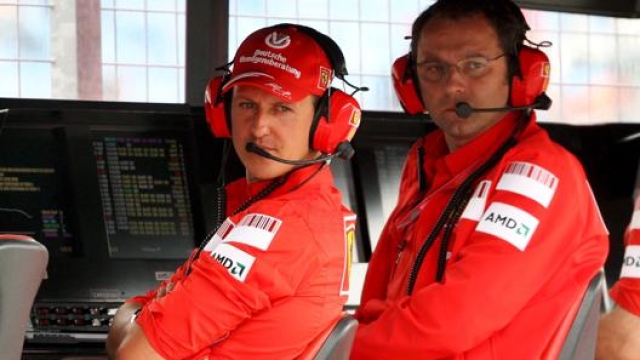 Michael Schumacher, 52 anni, con Stefano Domenicali, 56 al muretto della Ferrari. Epa