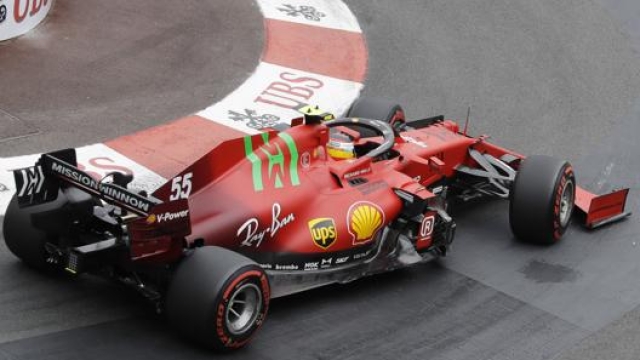 La Ferrari di Carlos Sainz durante le qualifiche del GP Monaco. Ap