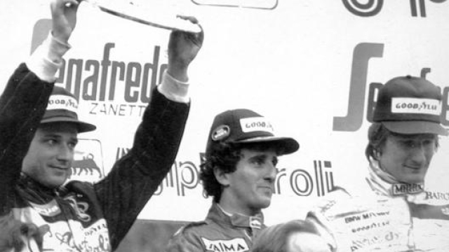 De Angelis sul podio del GP San Marino 1985 con Prost e Boutsen: Elio, 2° al traguardo, vincerà dopo la squalifica di Prost. Ansa