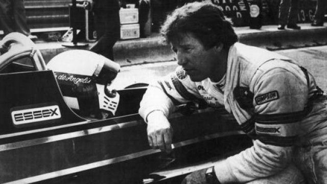 De Angelis parla con Mario Andretti durante il GP Spagna 1980. Ansa