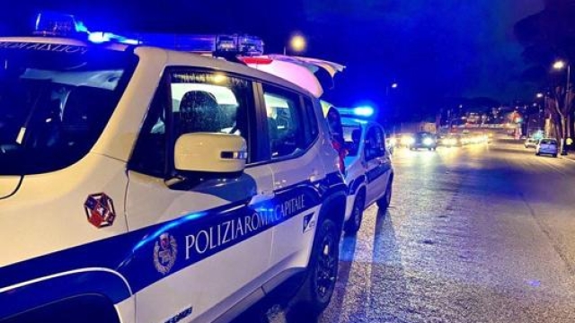 Le auto della polizia di Roma capitale impegnate in strada