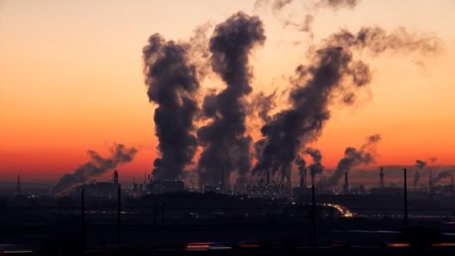 Crollate le emissioni dei veicoli, ma l’inquinamento è prodotto da fabbriche e riscaldamenti domestici