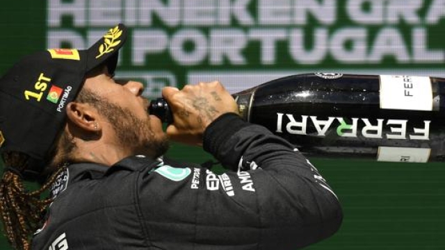 Lewis Hamilton festeggia sul podio di Portimao, Lapresse