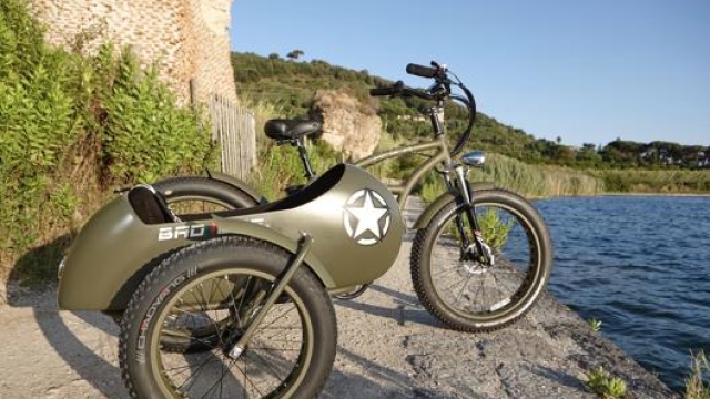L’e-bike può montare il sidecar oppure viaggiare come una tradizionale bicicletta a due ruote