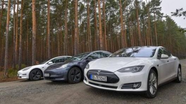 Tre auto elettriche Tesla nel sito dove nascerà Giga Berlin